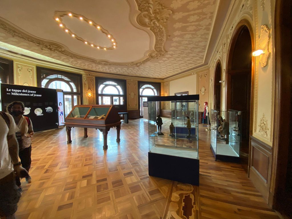 Sala in stile rinascimentale di Genova Jeans con teche e pannelli multimediali, allestimento realizzato da ett