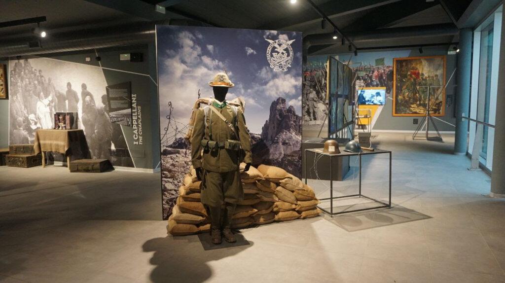 Diversi oggetti usati dagli alpini, al centro manichino con divisa storica, conservati presso il Museo Nazionale Storico degli Alpini a trento, trasformato in un'esperienza multimediale da ett