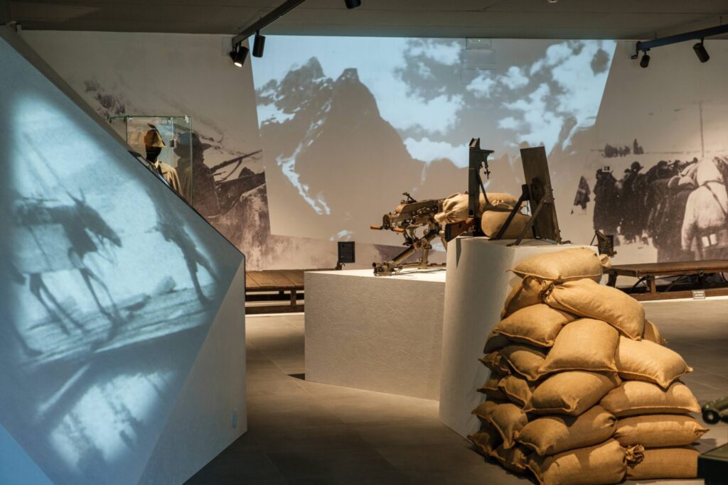 Proiezioni immersive insieme a reperti storici presso il Museo Nazionale degli Alpini a trento, trasformato in un'esperienza multimediale da ett