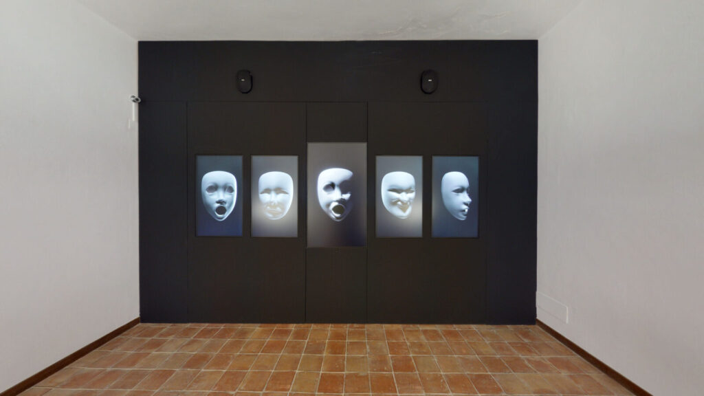 Maschere proiettate a parete all'interno del Museo Casa Pirandello