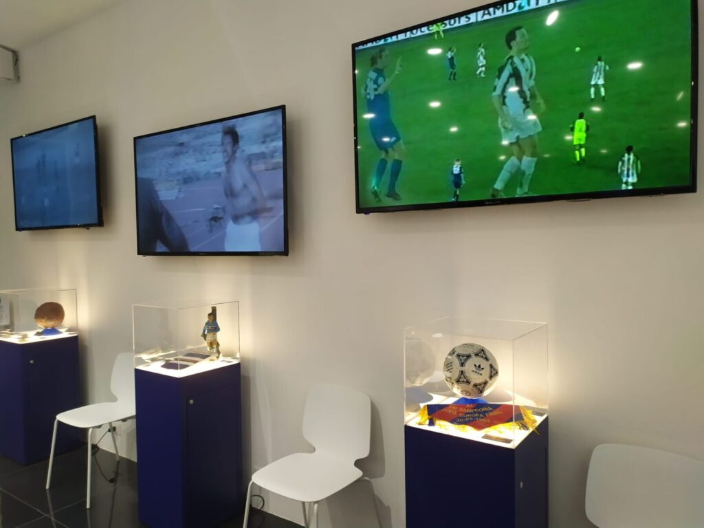 Installazioni multimediali per SampCity, nelle teche sotto degli schermi, con video dei momenti significativi della squadra, dei cimeli del calcio, tra cui un pallone