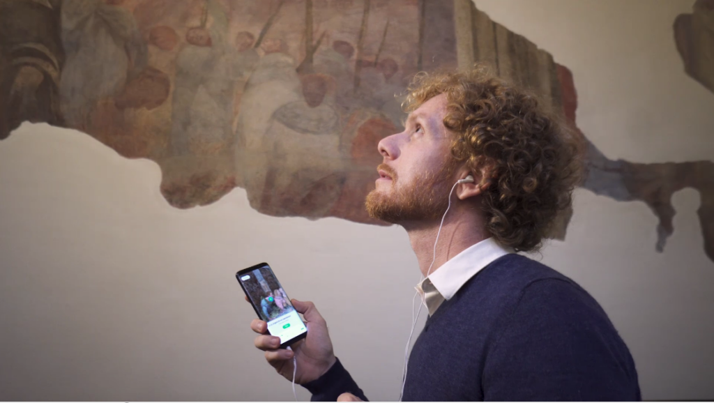 Uomo che utilizza l'app Cenacolo Vinciano a Milano sviluppata da ETT
