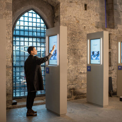 L'inizio del percorso presso il Museo Nazionale Emigrazione Italiana con totem touch per la profilazione dell'utente
