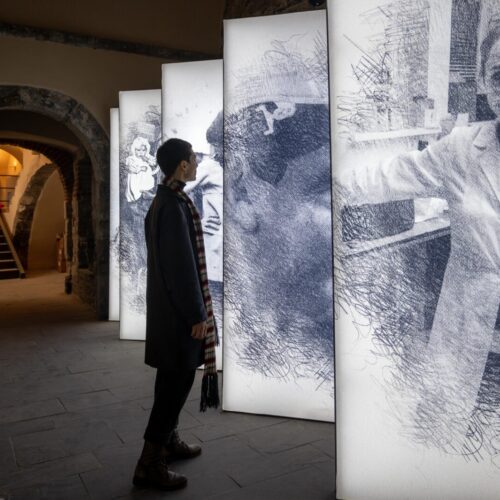 Lightbox presso il Museo Nazionale Emigrazione Italiana che raccontano le storie dei migranti italiani all'estero