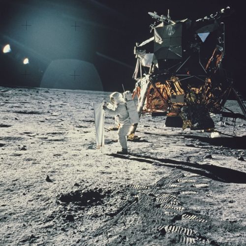 L'allunaggio dell'Apollo 11, astronauta con tuta bianca sulla luna