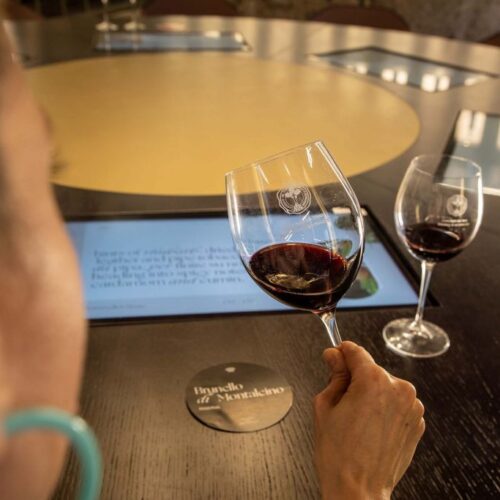 Degustazione presso il tempio del Brunello nella parte finale del percorso presso Tempio del Brunello, il Digital Sommelier