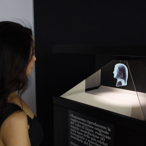 Ragazza che osserva una proiezione olografica installata da ETT presso il Museo Casa di Dante a Firenze