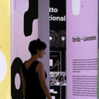 Donna osserva una lightbox realizzata per NUB: New Urban Body, percorso espositivo e multimediale realizzato da ETT