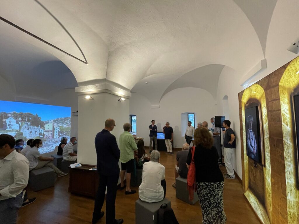 Persone all'inaugurazione del Castello cinquecentesco presso il Museo del Mare di Santa Margherita Ligure, progetto realizzato da ETT