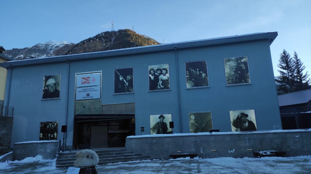 la facciata esterna del centro espositivo del Parco minerario Valle d’Aosta e della Miniera di Cogne allestito da ETT