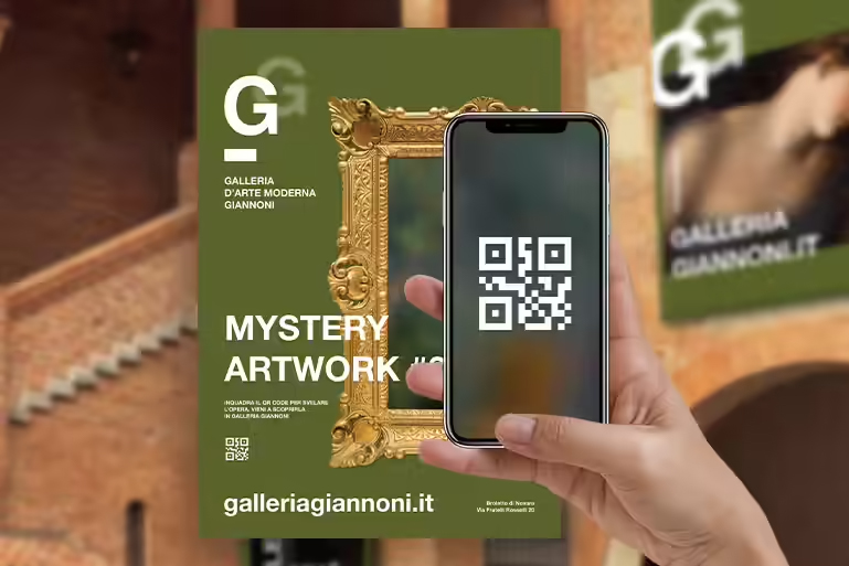 manifesto verde di Galleria Giannoni e app realizzata da ETT con QR code in primo piano