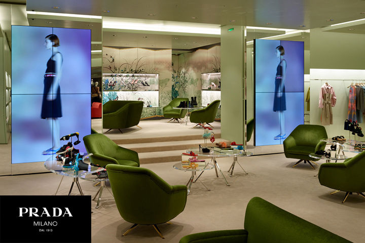 Store di prada con sedie verdi e  pannelli a led realizzati da Corepxx, società del Gruppo ETT