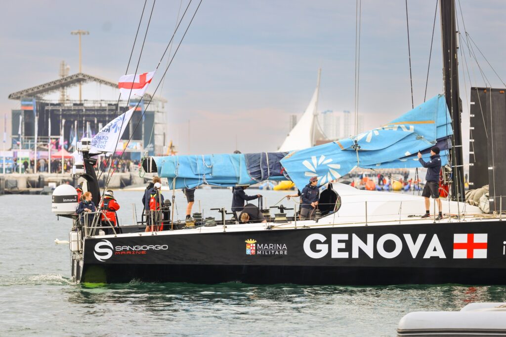 il team genova e la sua barca che gareggerà per the ocean race ferma al porto di alicante, prima tappa della regata