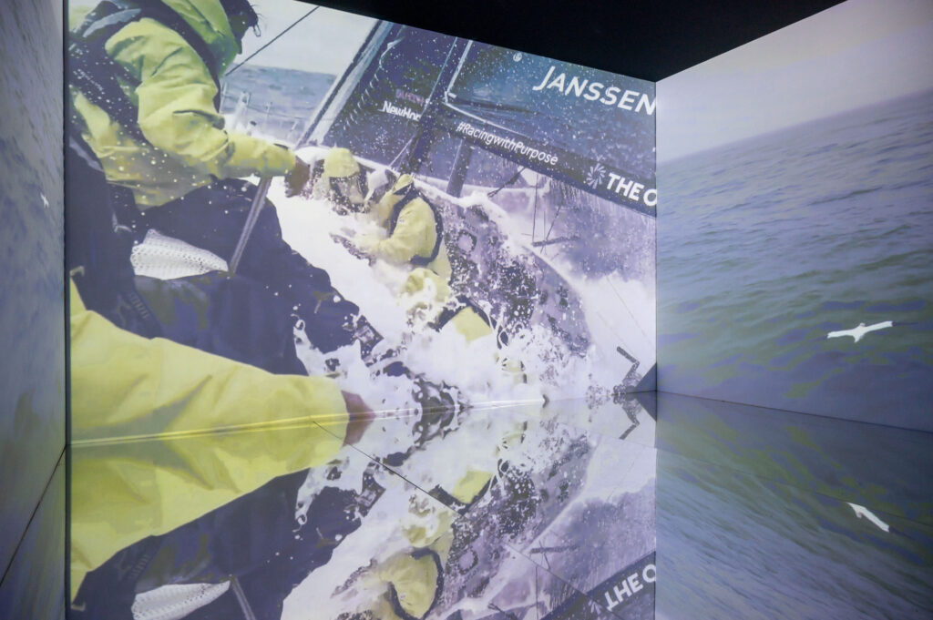 Proiezioni immersive all'interno della camera immersiva realizzata da ETT per Comune di Genova durante tutte le tappe di The Ocean race 2022-23 nell'Ocan Live Park. Un gabbiamo che vola sul mare a destra e un equipaggio durante la regata a sinistra