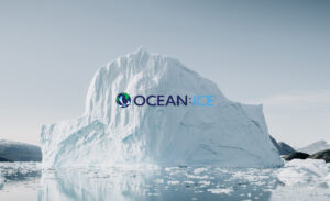 Logo di Ocean Ice, progetto a cui partecipa anche ETT, con sfondo di grande iceberg sull'acqua