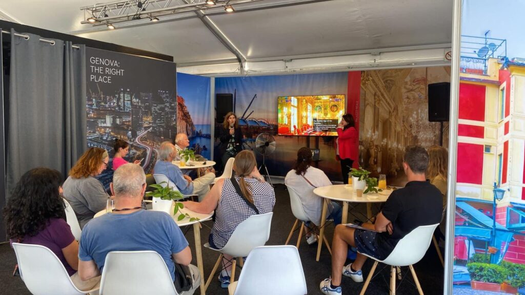 Pubblico assistea a un talk presso il Genova Pavilion dell'ocean race durante la tappa di Cape Town