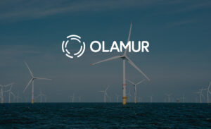 Logo di Olamur, progetto di cui ETT è tra i soggetti partecipanti, con sfondo di pale eoliche in mezzo almare