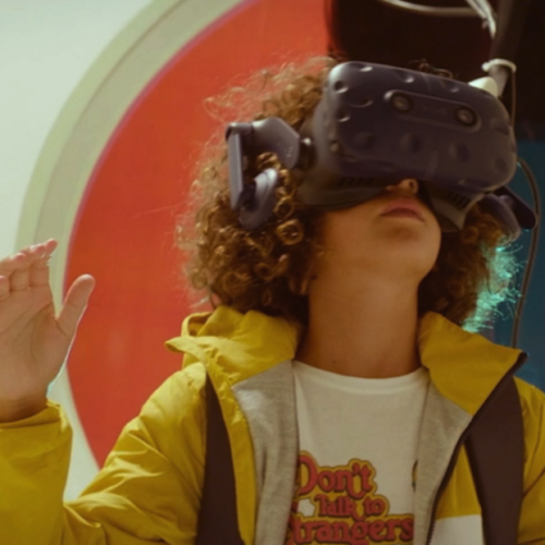 Bambino che utilizza un visore di realtà virtuale nell'ambito del progetto realizzato da ETT per Intera san Paolo Assicura, Area X