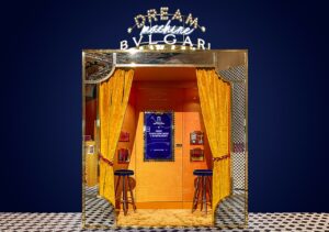 La cabina della Bulgari Dream Machine, una vending machine dotata di schermo touch in grado di permettere ai visitatori di sfogliare l’iconica collezione di anelli Bulgari B.zero1 realizzata da ETT