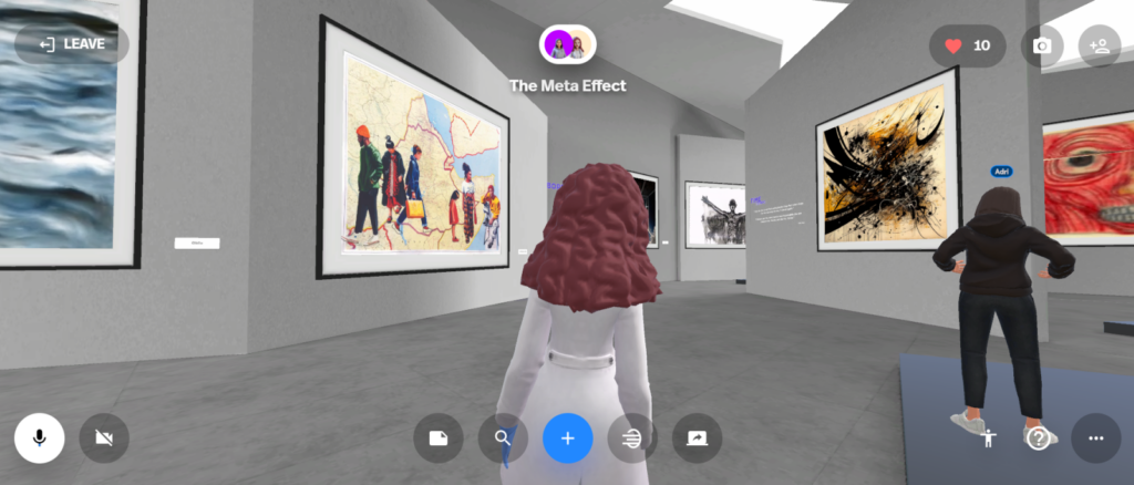 mostra di un'esposizione d'arte nel metaverso, un avatar intewragisce con lo spazio osservando i quadri sulle pareti