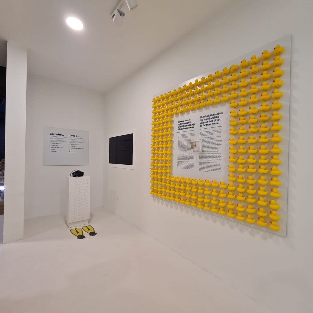 parete con paperelle gialle di gomma in una stanza bianca del nuovo Centro Visitatori di Kanal Sv. Ante, allestito da ETT a sebenico