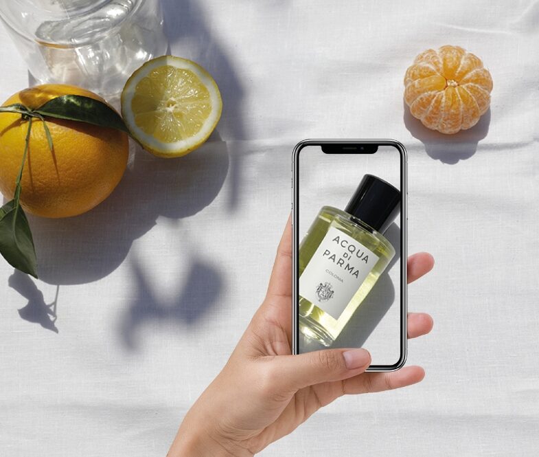 mockup acqua di parma su tovaglia bianca con agrumi