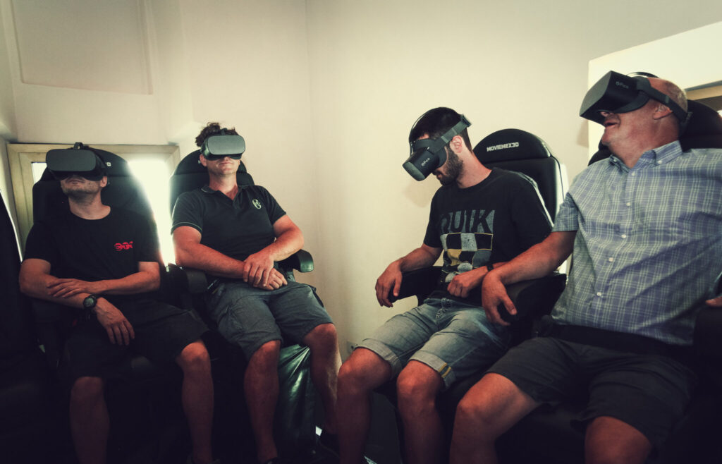 persone con visori di realtà virtuale presso la Ca' del Diavol