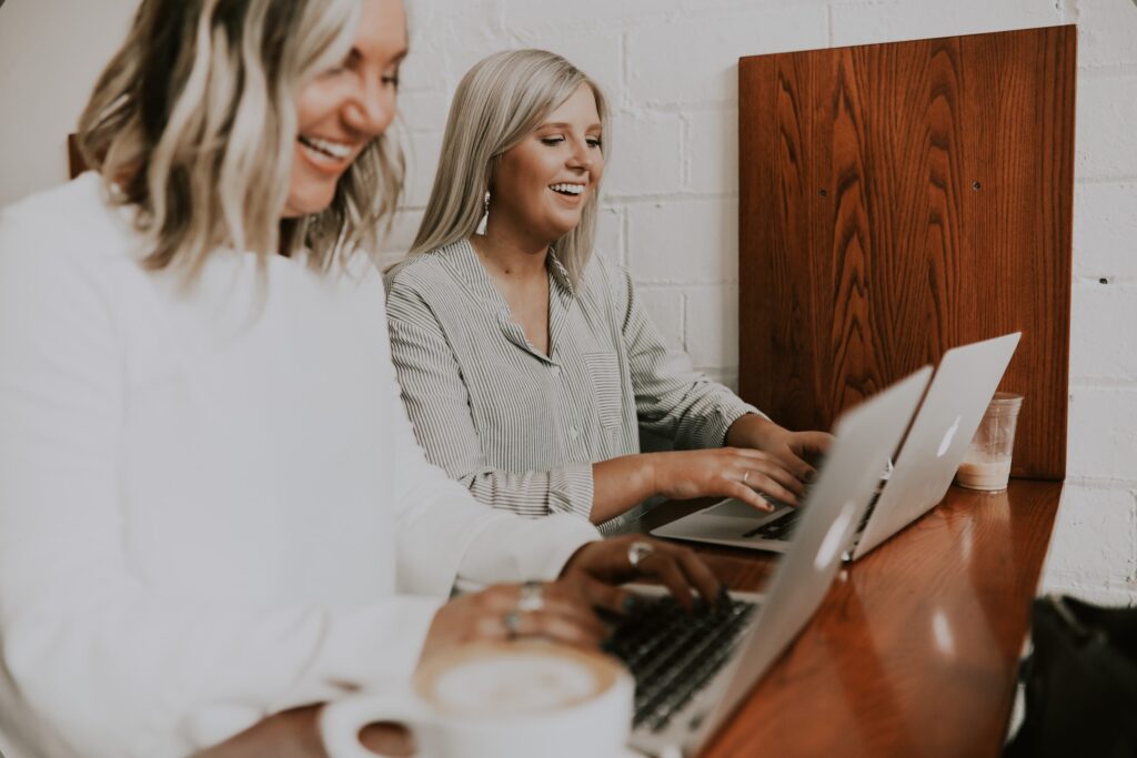 persone sorridenti al pc