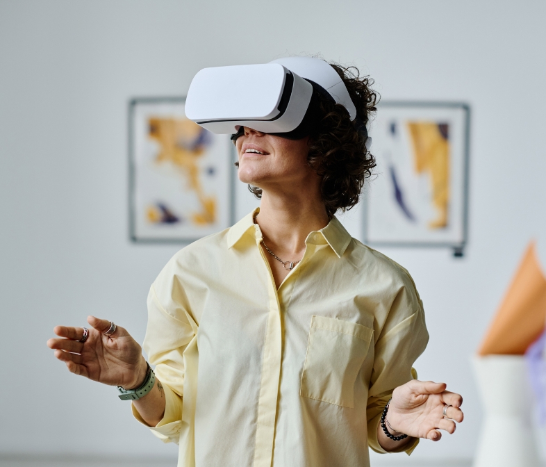 mezzo busto di una ragazza che utilizza il visore vr