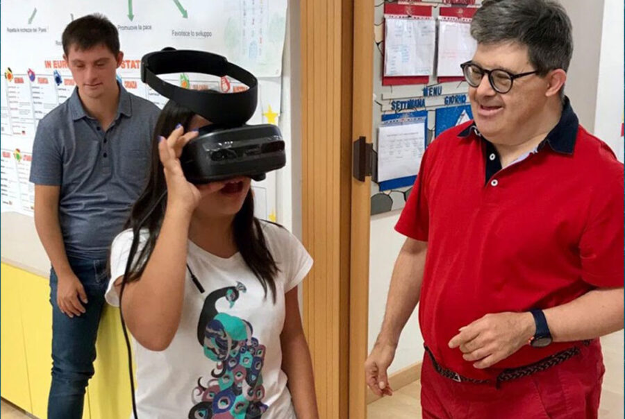 foto di tre ragazzi con la sindrome di down che giocano felici con il videogioco del progetto quotidianamente utilizzando un visore VR