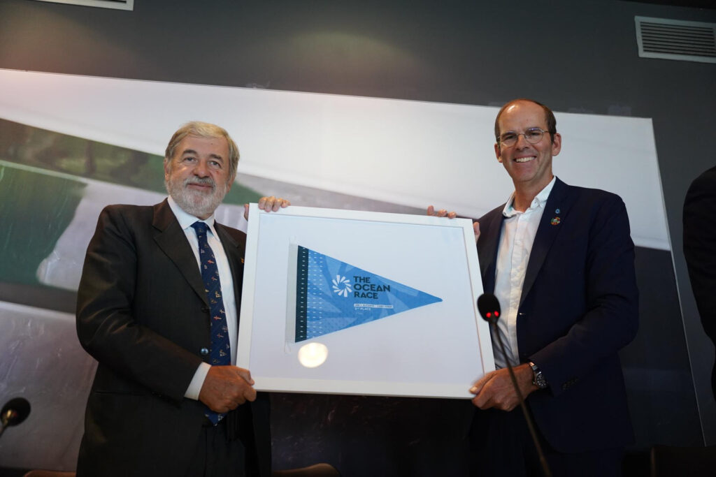 la bandiera di ocean race mostrata durante la giornata della firma della Carta dei Diritti fondamentali degli Oceani che, presentata dalla delegazione del Comune di Genova al fianco di The Ocean race alla sede dell'ONU
