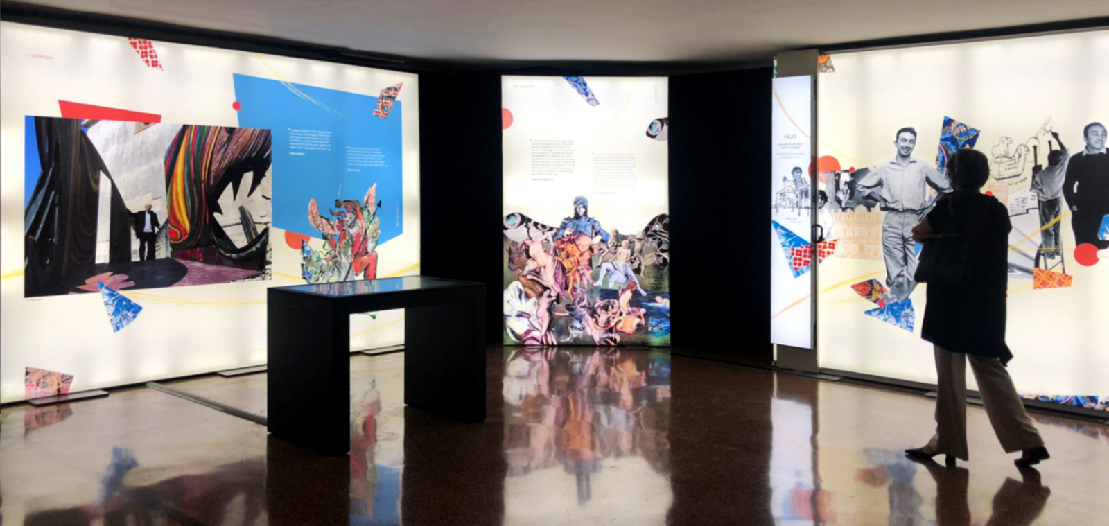 uomo alla luzzati experience nella sala allestita con  ledwall sulle pareti, proiezioni e tavolo touch al centro