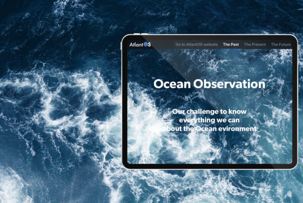 oceano visto dall'alto con schiuma bianca inquadrato in un tablet Atlantos: ocean observation