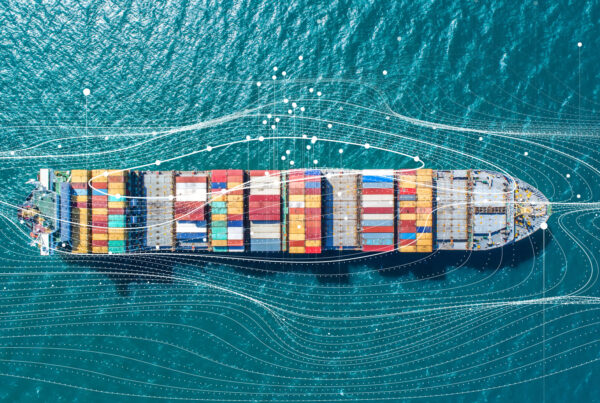 imbarcazione container per merci vista dall'alto in mezzo al mare con onde e punti bianchi sovrapposti all'immagine