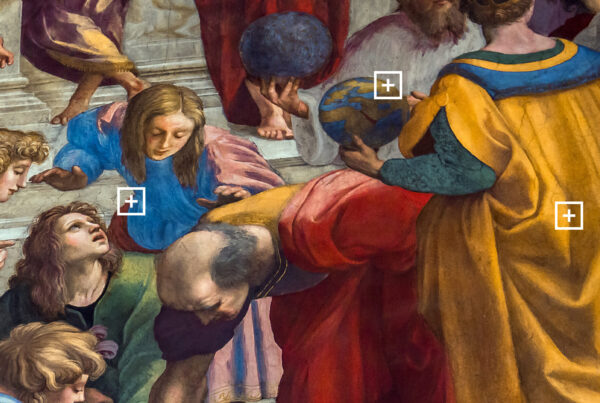 foto di una parte dell'affresco la scuola di Atene di Raffaello situato nelle stanze vaticane , con sopra tre quadrati con dentro dei più