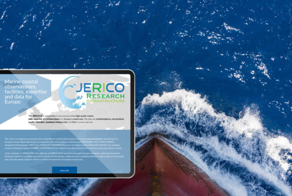 prua di una nave vista dall'alto nell'oceano, in basso a sinistra un tablet con il sito del progetto jerico next
