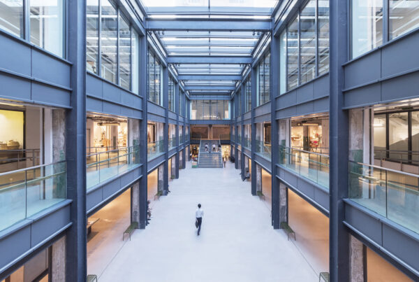 foto dal primo piano di un centro commerciale che affaccia su un cortile interno completamente vetrato con struttura interamente in acciaio