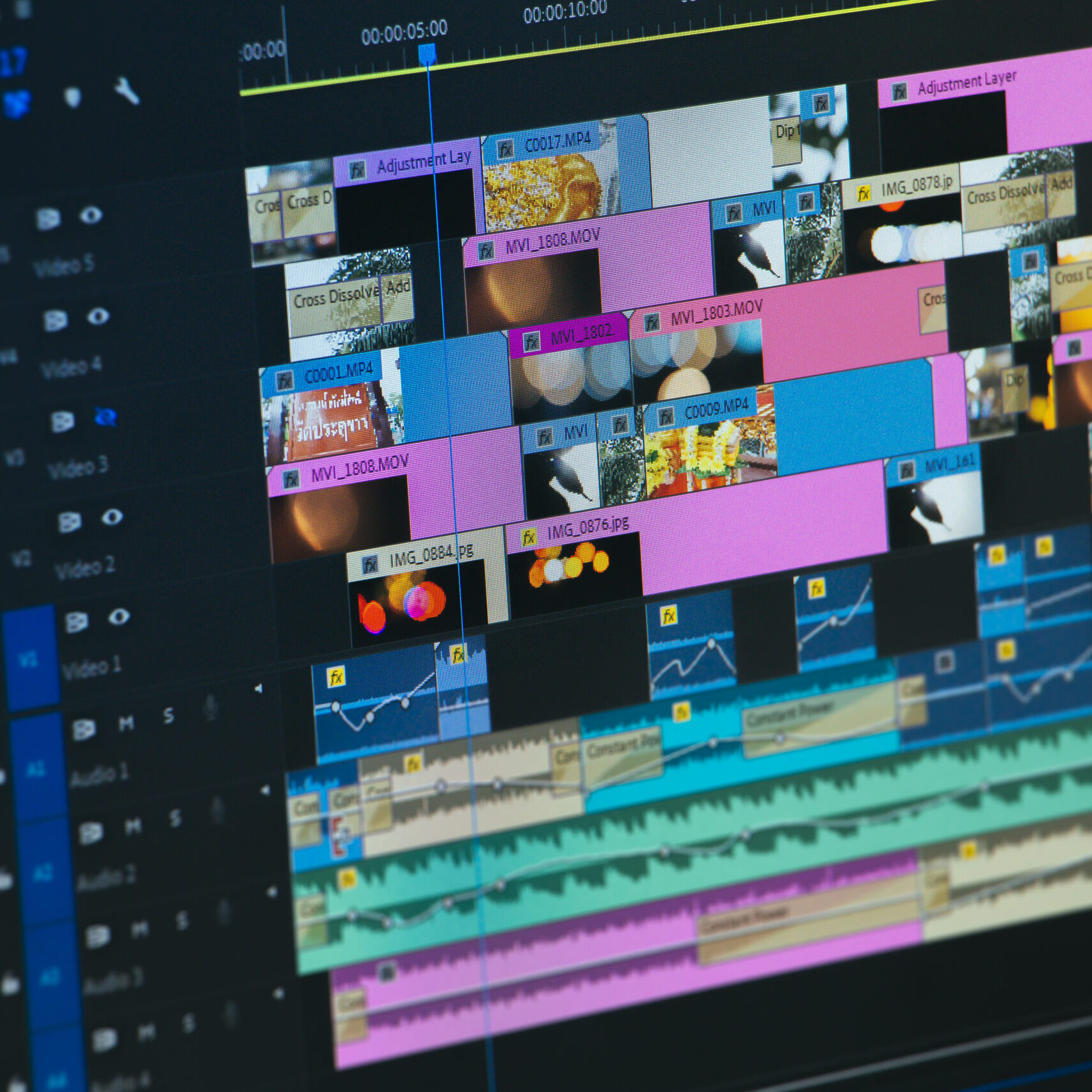 foto dello schermo di un pc sulla schermata di un programma di video editing