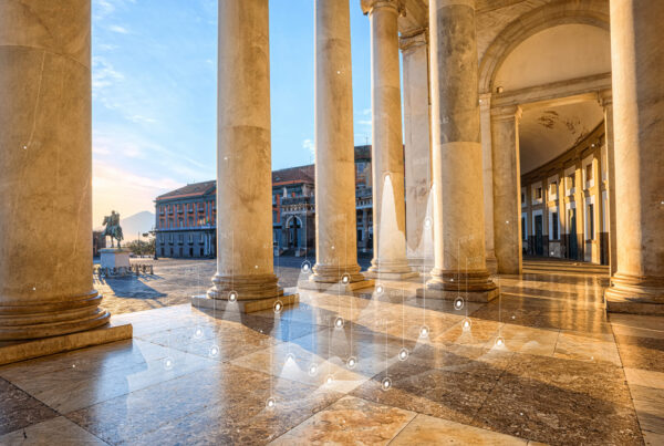 vista, con le luci dell'alba, da sotto i portici dietro alle colonne di piazza del campidoglio, in sovraimpressione grafici e numeri con punti di picco