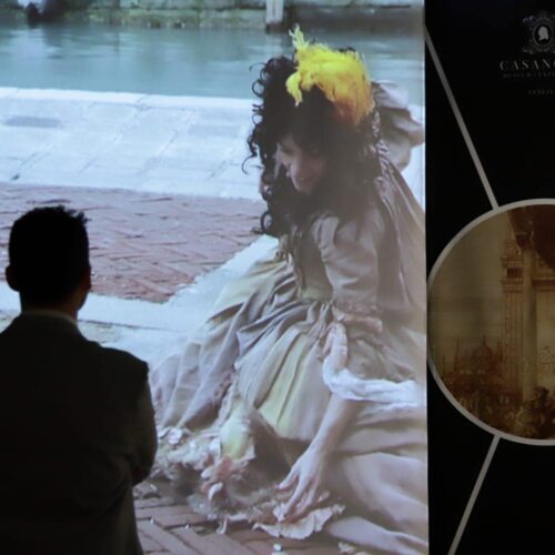 proiezione all'interno del museo di casanova, sulla destra una locandina
