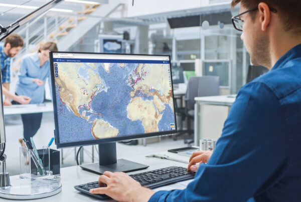 foto di un uomo che davanti allo schermo di un computer guarda una mappa dal sito di emodnet physics