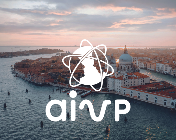 logo AIVP venezia 2023 bianco in primo piano, foto di venezia dall'alto sullo sfondo