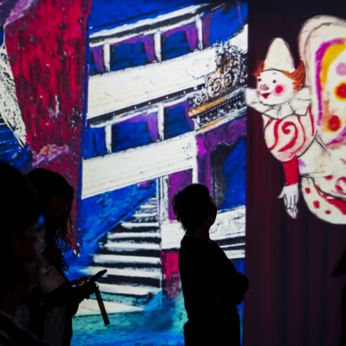 donne che osservano le proiezioni immersive realizzate da ETT per la Luzzati experience ospitata nel palazzo della Borsa a Genova