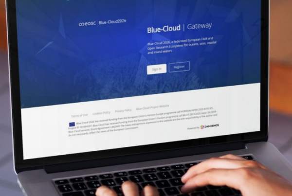 computer portatile inquadrato mentre delle mani scrivono sulla tastiera con mockup del sito blue-cloud sullo schermo