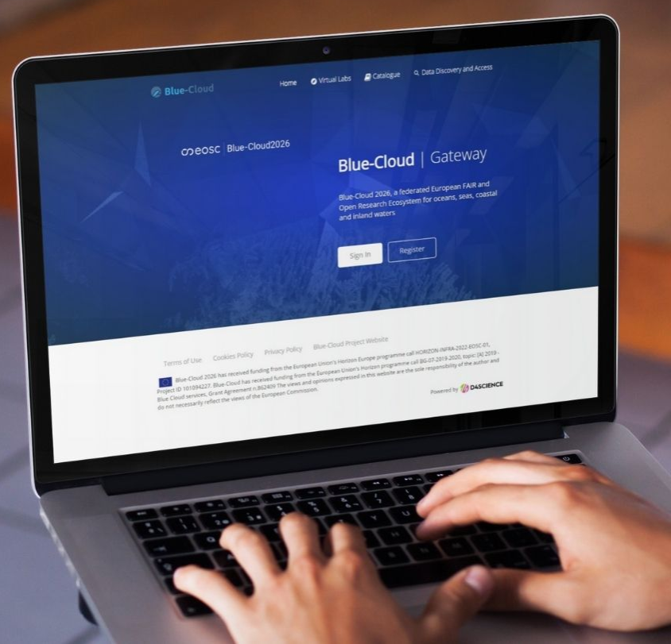 computer portatile inquadrato mentre delle mani scrivono sulla tastiera con mockup del sito blue-cloud sullo schermo