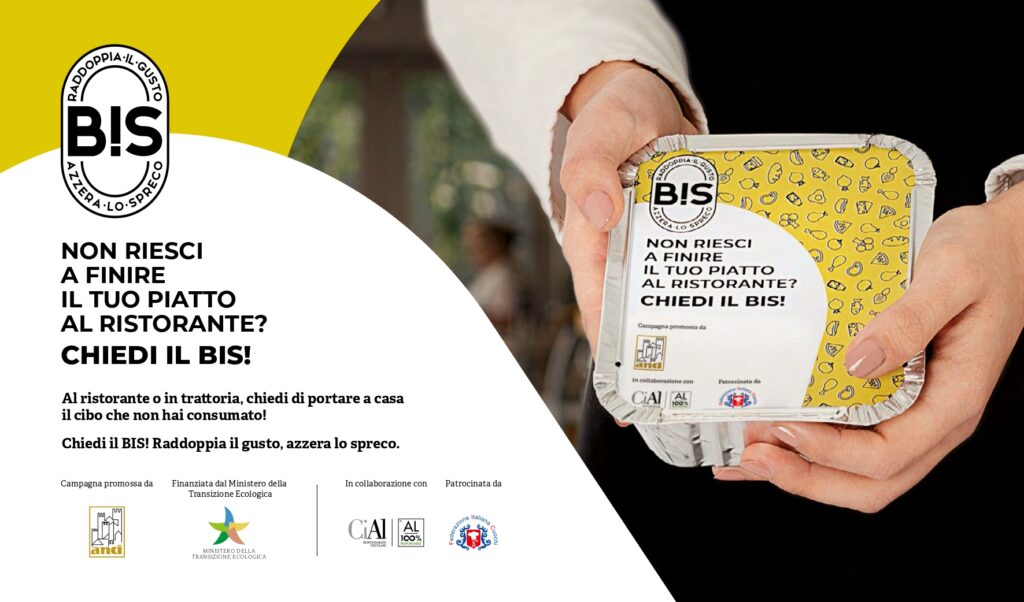 Locandina in occasione della campagna BIS per ridurre gli sprechi alimentari firmata Ett, sulla destra le mani della cameriera che tengono una food-bag