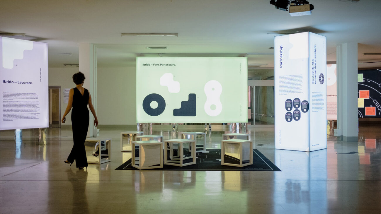 spazio della mostra NUB:new urban body allestita da ETT con pannelli e lightbox