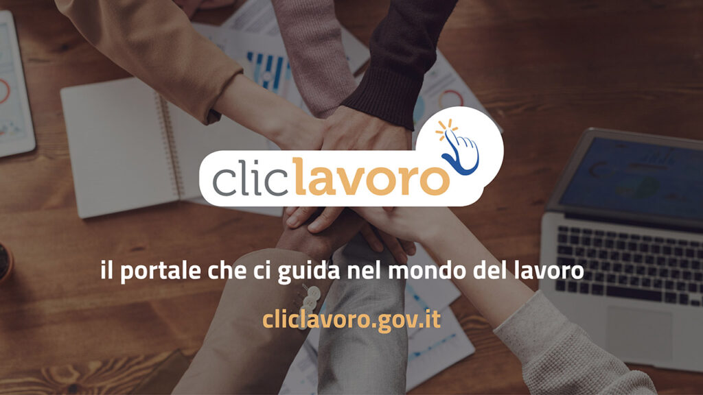 locandina con logo cliclavoro sullo sfondo 6 mani l'una sull'altra alzate sopra una scrivania in legno con un pc e alcuni fogli con disegnati grfici e agende