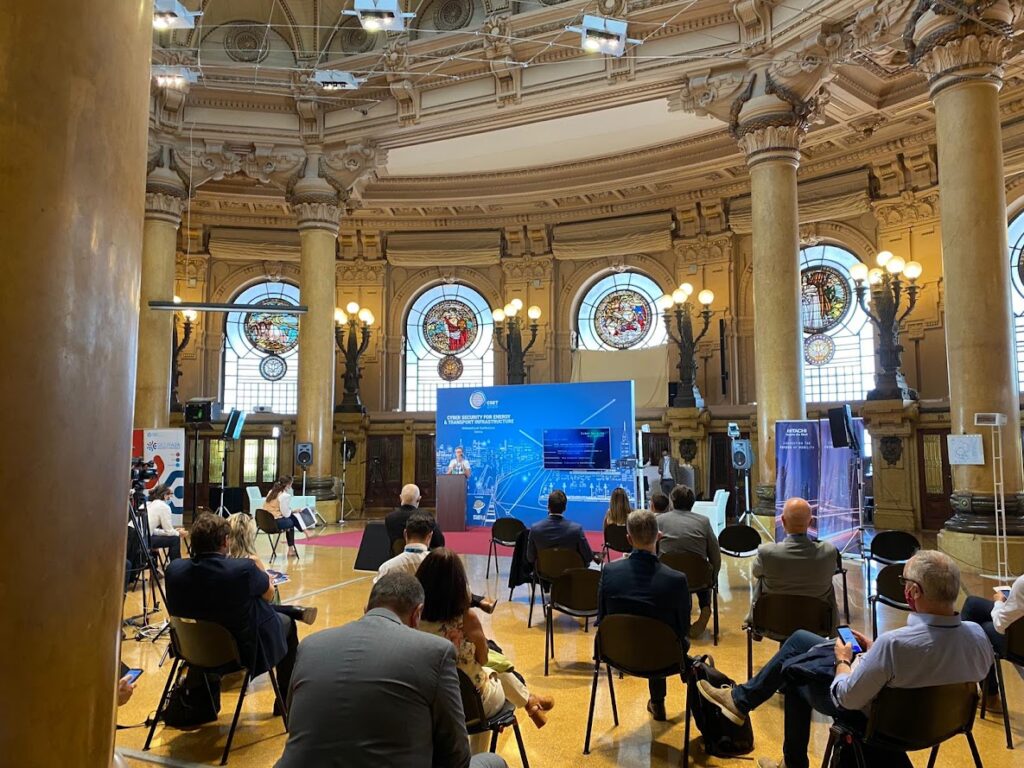 foto durante l'evento start 4.0 all'interno di una sala rotonda delimitata da colonne e finestre con disegni colorati in stile gotico