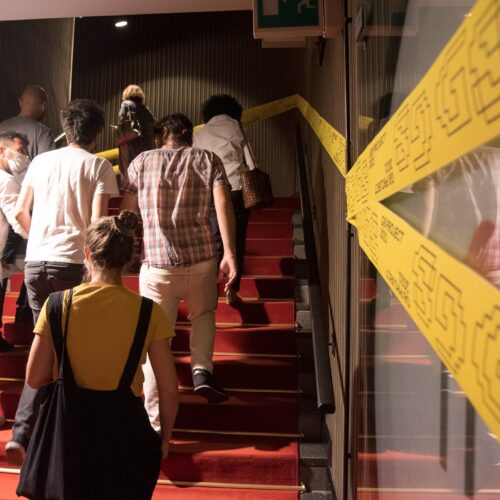 persone che salgono le scale all'interno del teatro per il progetto fare luce: i fatti del g8 in un'app realizzato da ett